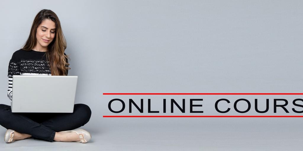 ragazza con pc in mano e scritta on line course